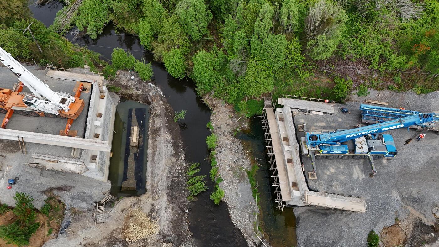 Estribos de puente sobre un estero, vista cenital