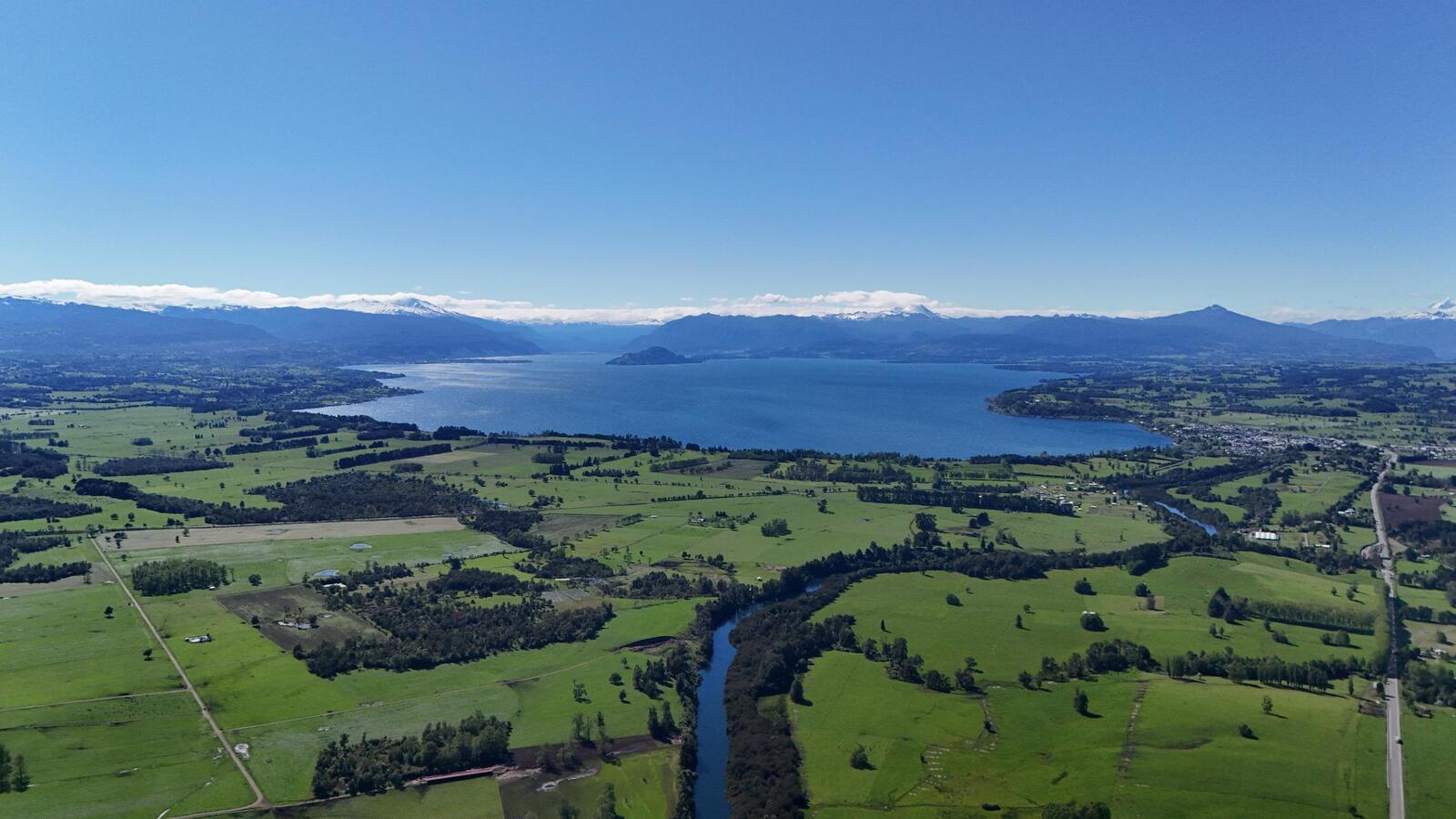 Panorámica de un gran lago rodeado de cerros